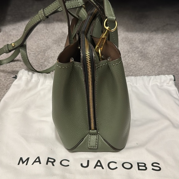 Genuine Marc Jacobs sage green leather crossbody bag  display picture 3